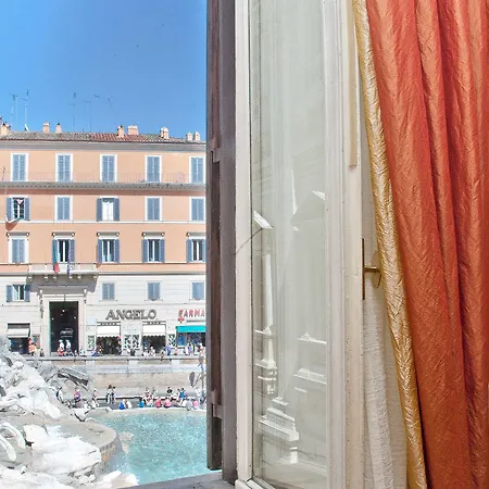In Trevi Fouintain View * روما