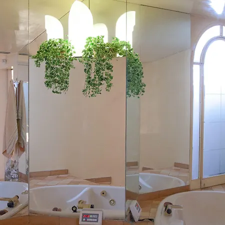 In Trevi Fouintain View روما