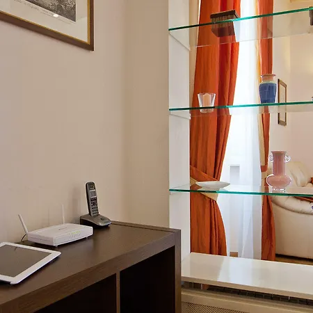 In Trevi Fouintain View * روما